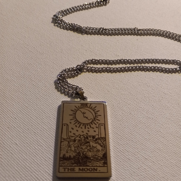 The moon tarot card necklace - Picture 4 of 8